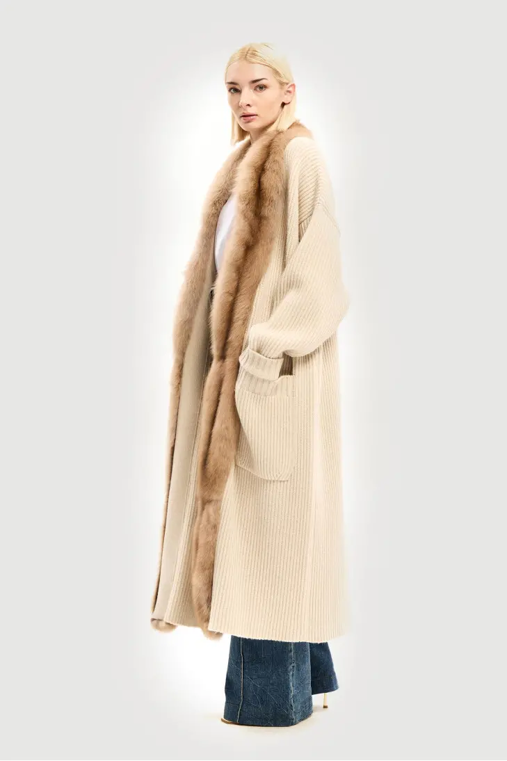 Длинное бежевое кашемировое пальто с воротником соболя - фото 2