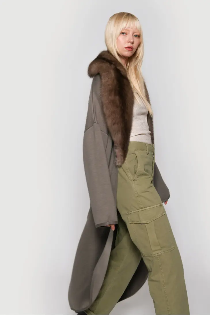 Серое длинное кашемировое пальто с воротником из соболя - фото 5