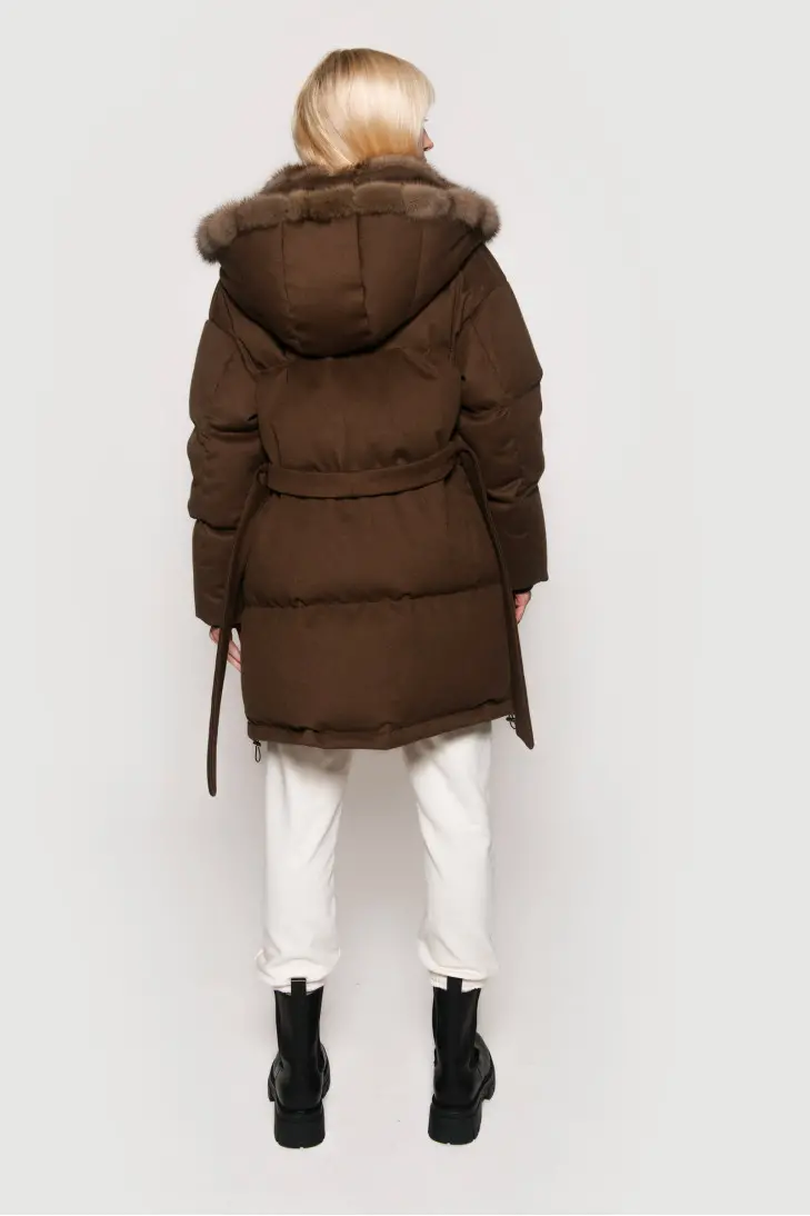 Короткий коричневый пуховик из кашемира LoroPiana с соболиным мехом - фото 3