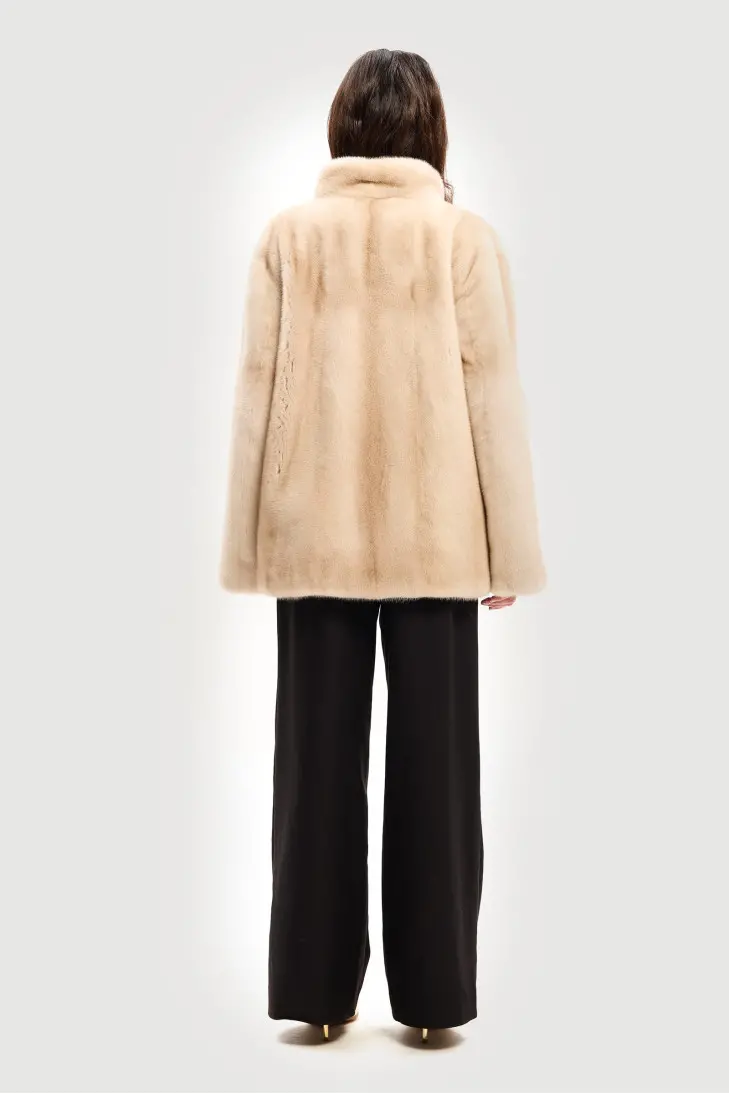 Короткая бежевая норковая шуба - фото 7