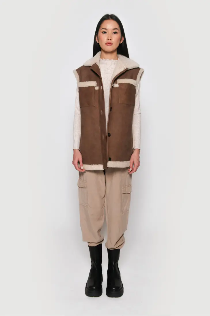 Коричневый жилет из овечьей шерсти - фото 3
