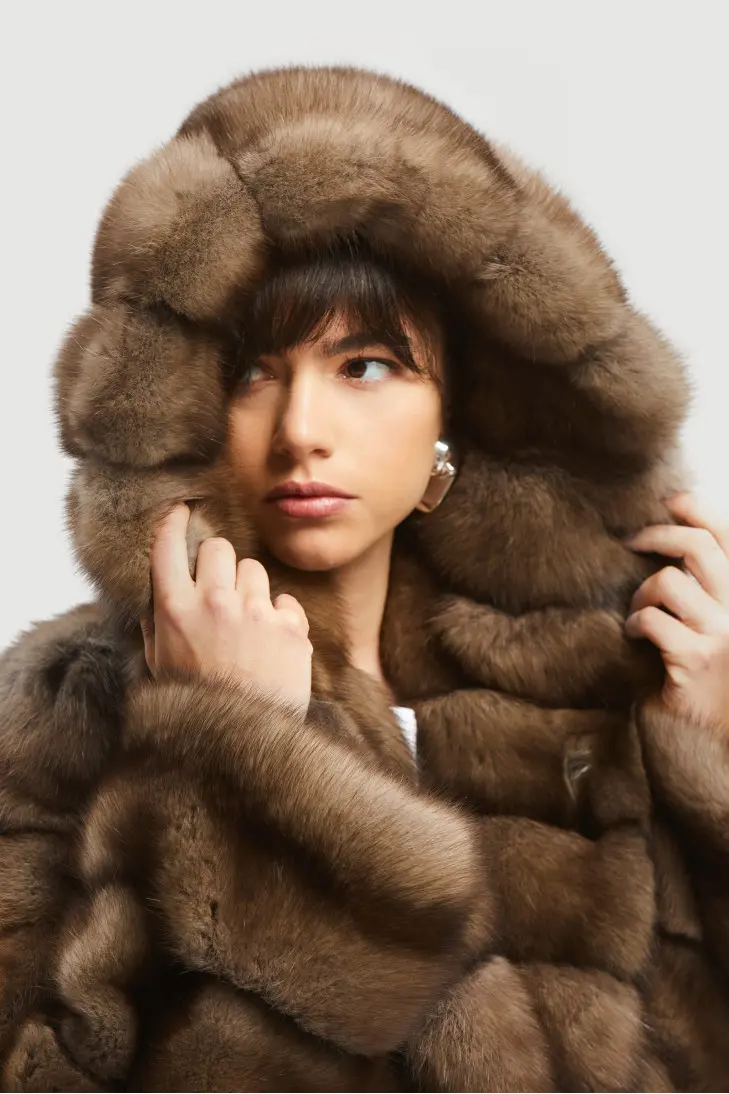 Довга коричнева шуба із соболя з капюшоном - фото 4