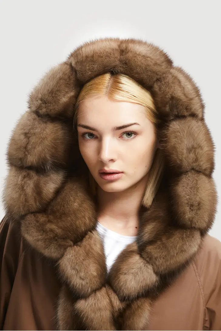 Коричневая двухсторонняя шуба из соболя с капюшоном - фото 4