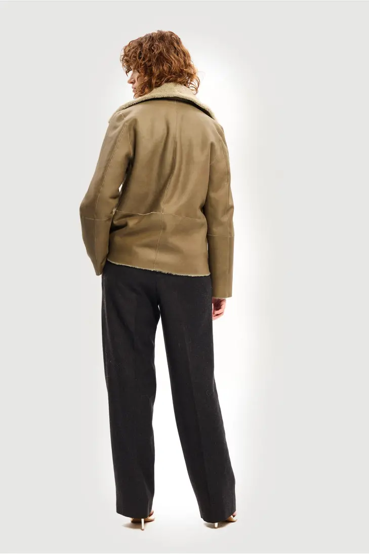 Короткая куртка из овечьей шерсти цвета хаки - фото 6