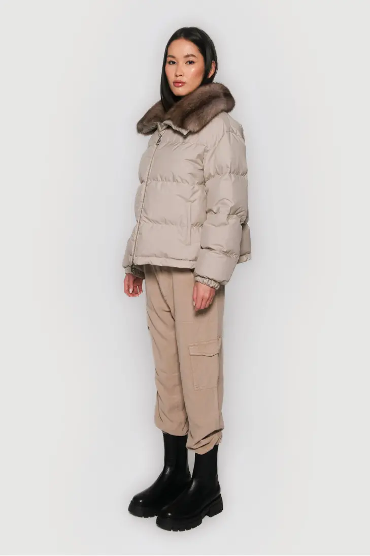 Короткий серый пуховик из кашемира LoroPiana с мехом соболя - фото 5